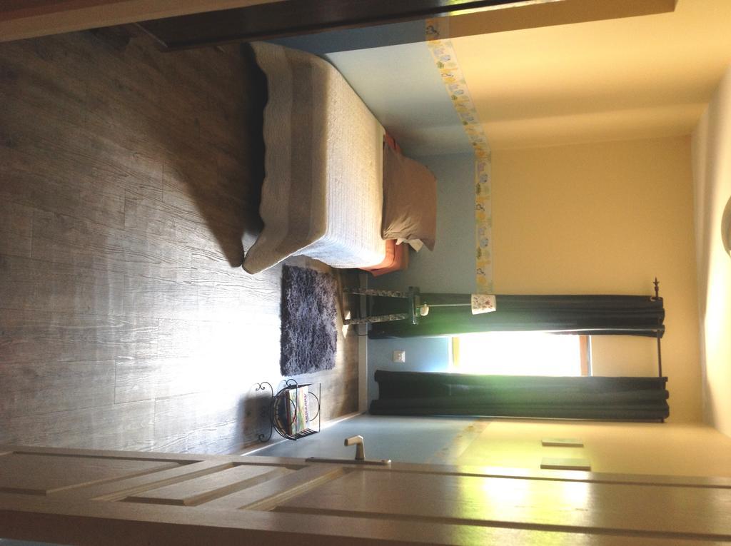 Hotel La Petite Madeleine Castillon-la-Bataille Zimmer foto